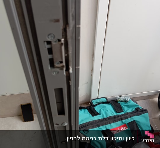 כלי עבודה ותיק ליד דלת, קשור למנעולנות